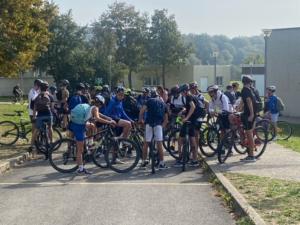 les élèves sur leur vélo